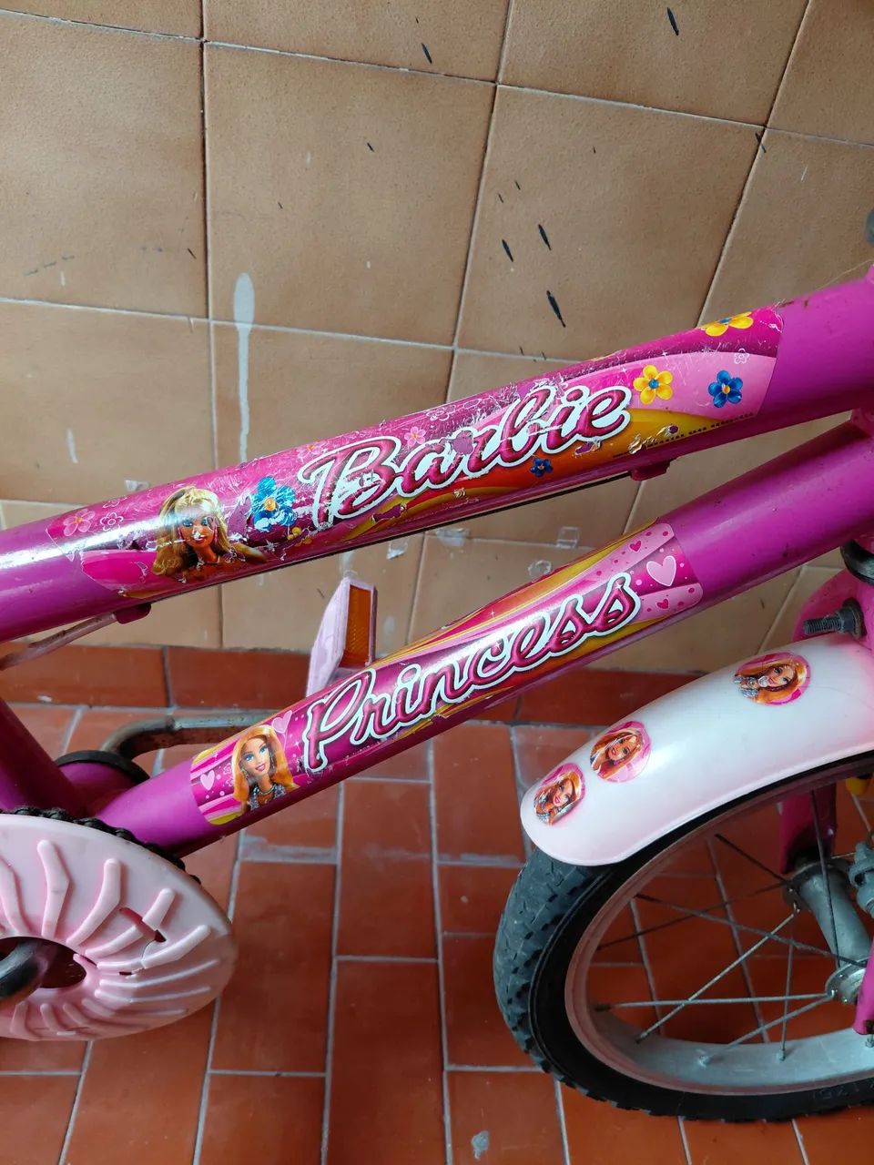 Bicicleta infantil barbie rosa com rodinhas  - Foto 4