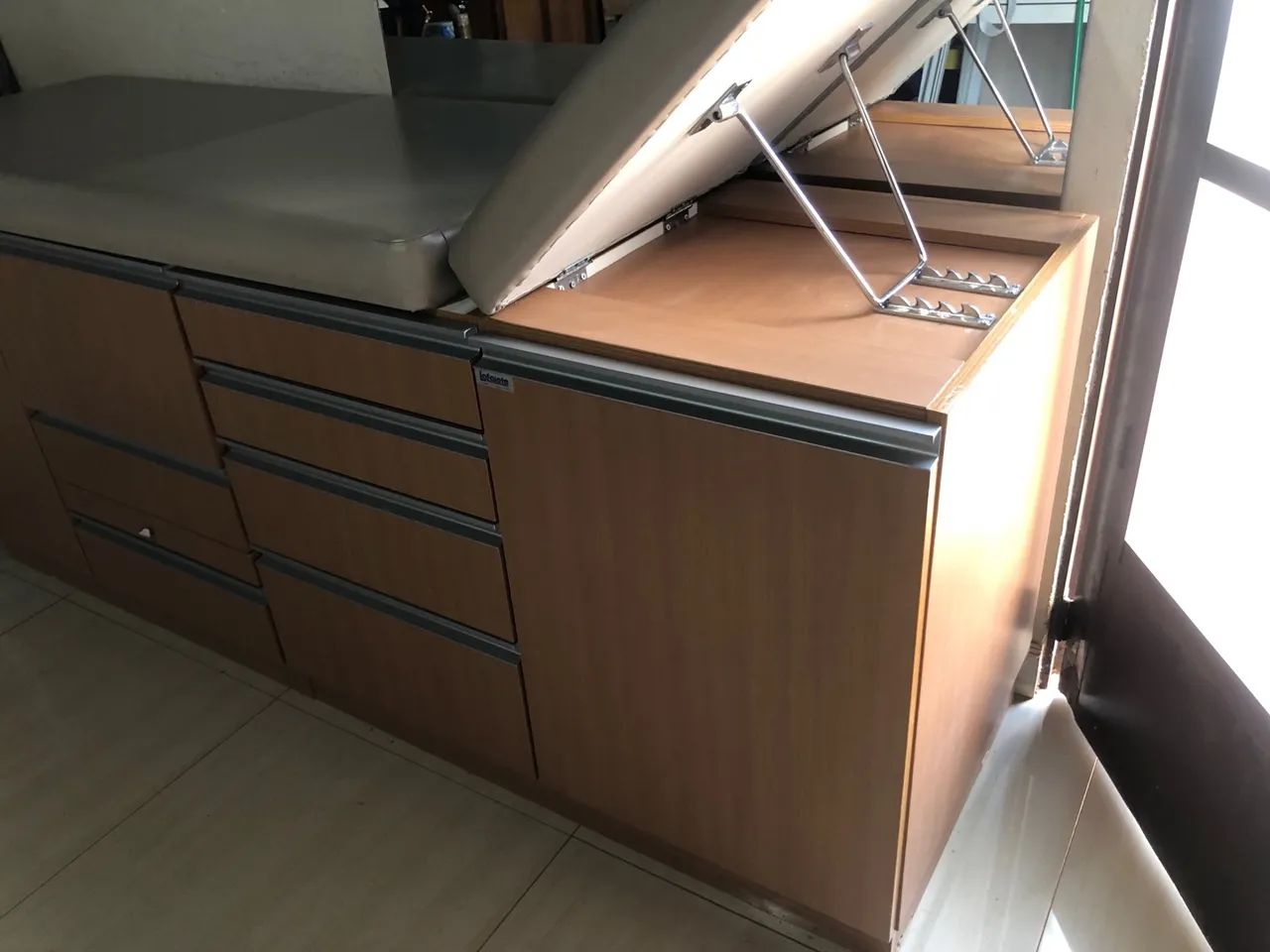 Maca de atendimento com armário  - Foto 3