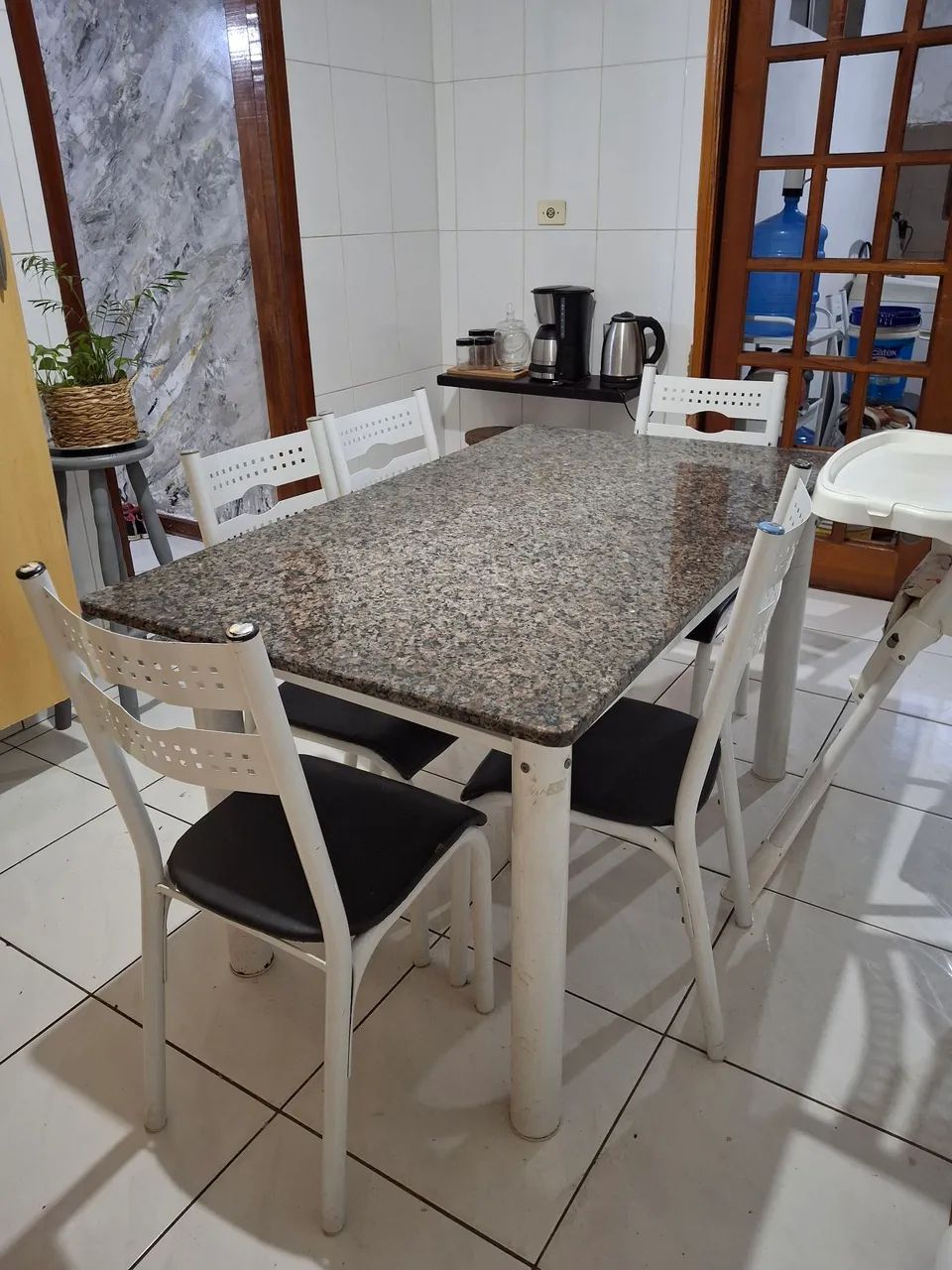 Mesa com tampo de granito + 6 cadeiras