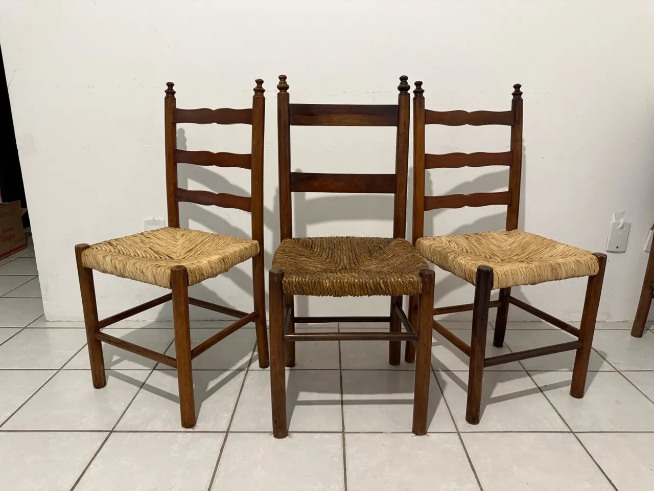 3 cadeiras de madeira maciça  - Foto 4