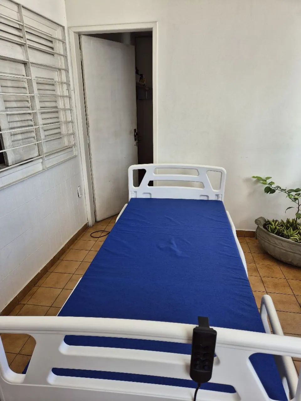 Cama hospitalar motorizada MRC 1033 semi nova com colchão  - Foto 3