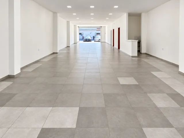 Bayeux - Alugo ampla loja comercial, em avenida movimentada de Bayeux.
