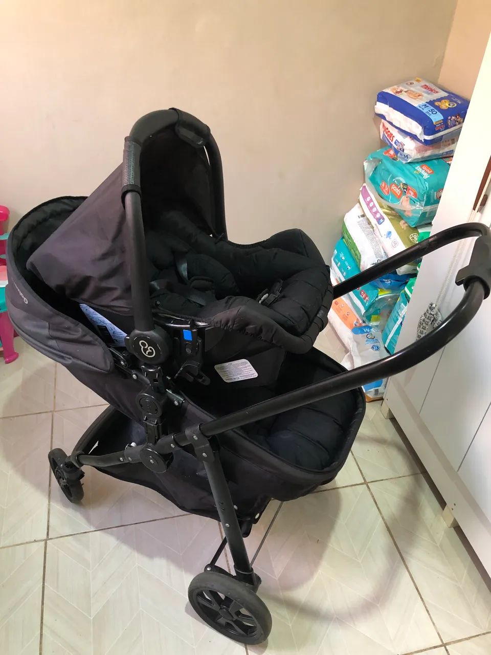 Vendo carrinho de bebê com bebê conforto  - Foto 5