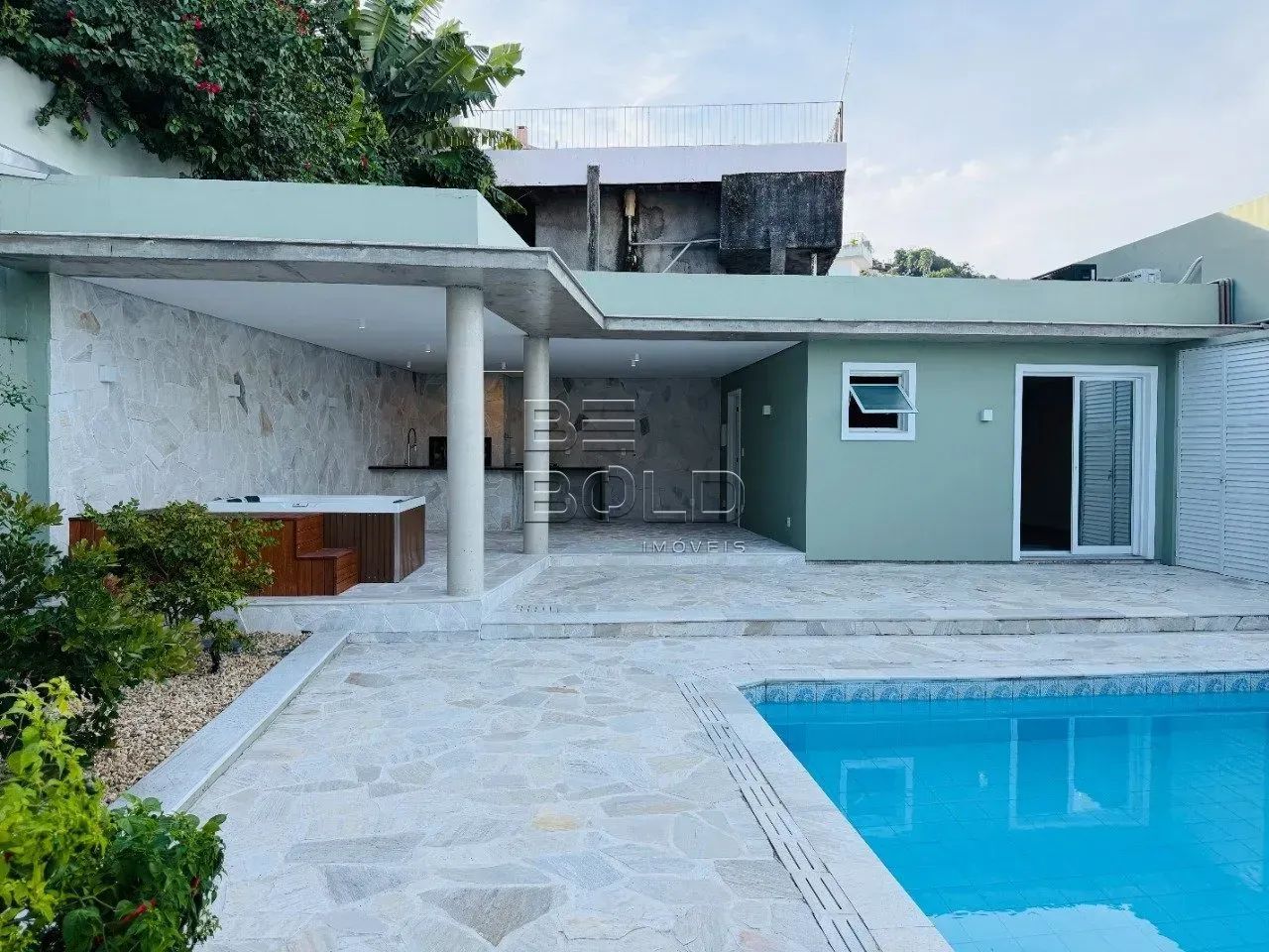 Casa alto padrão totalmente reformada com 5 suítes em Coqueiros - Foto 3