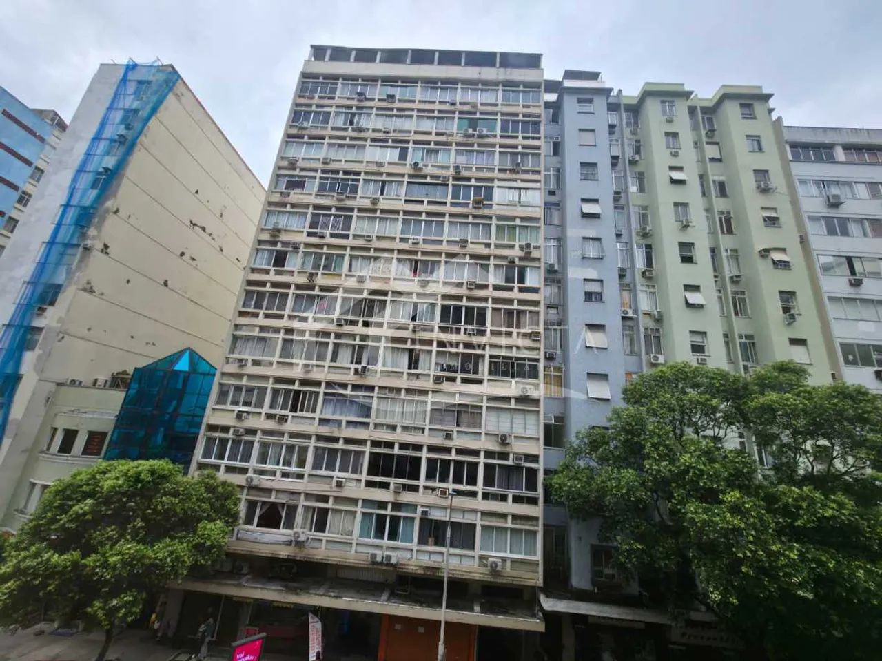Belíssimo apartamento de dois quartos em rua nobre de Copabana!!!