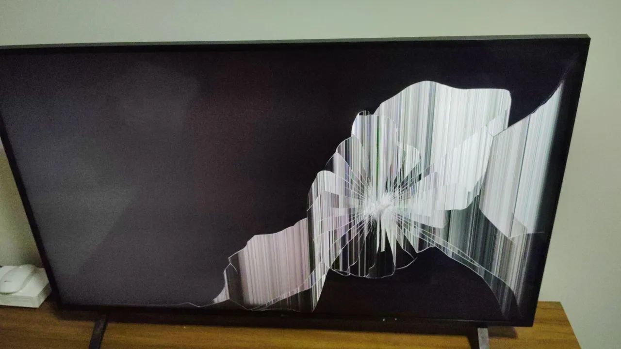 Tv LG 43 polegadas com tela trincada  - Foto 2