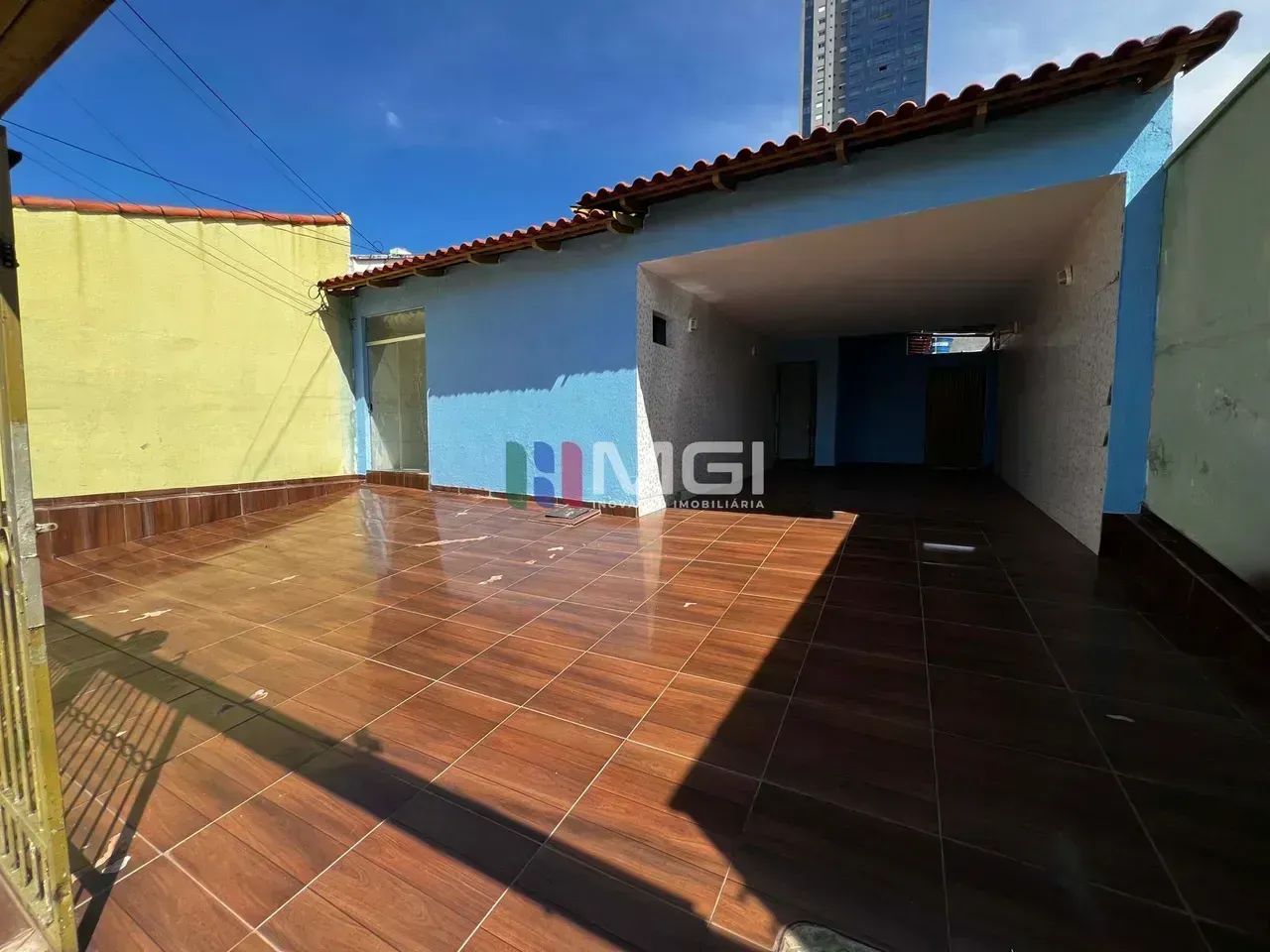 Casa comercial para alugar com 4 quartos (salas) e 4 vagas de garagem - com 180m2 - Nova S