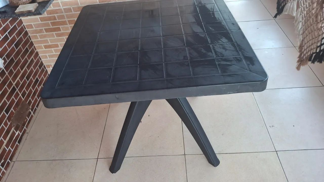 Vendo mesa e cadeiras 