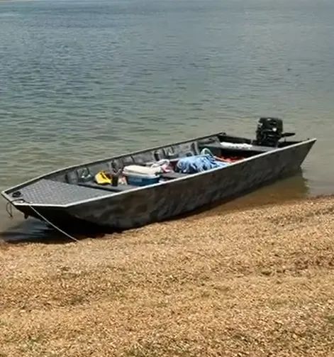 Barco com carreta e motor prontos para uso.