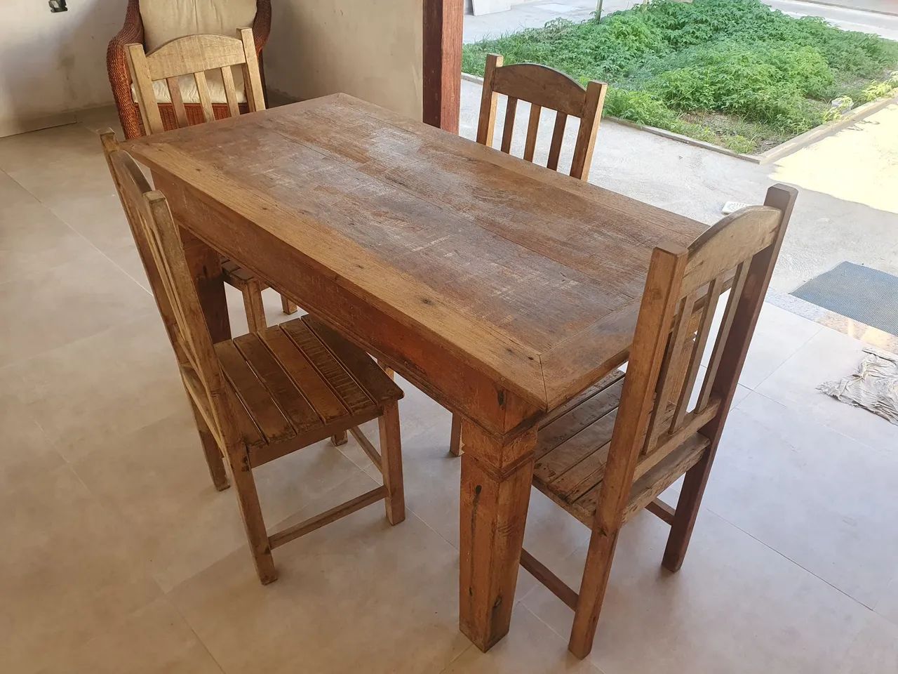 Mesa com 4 cadeiras de madeira demolição 
