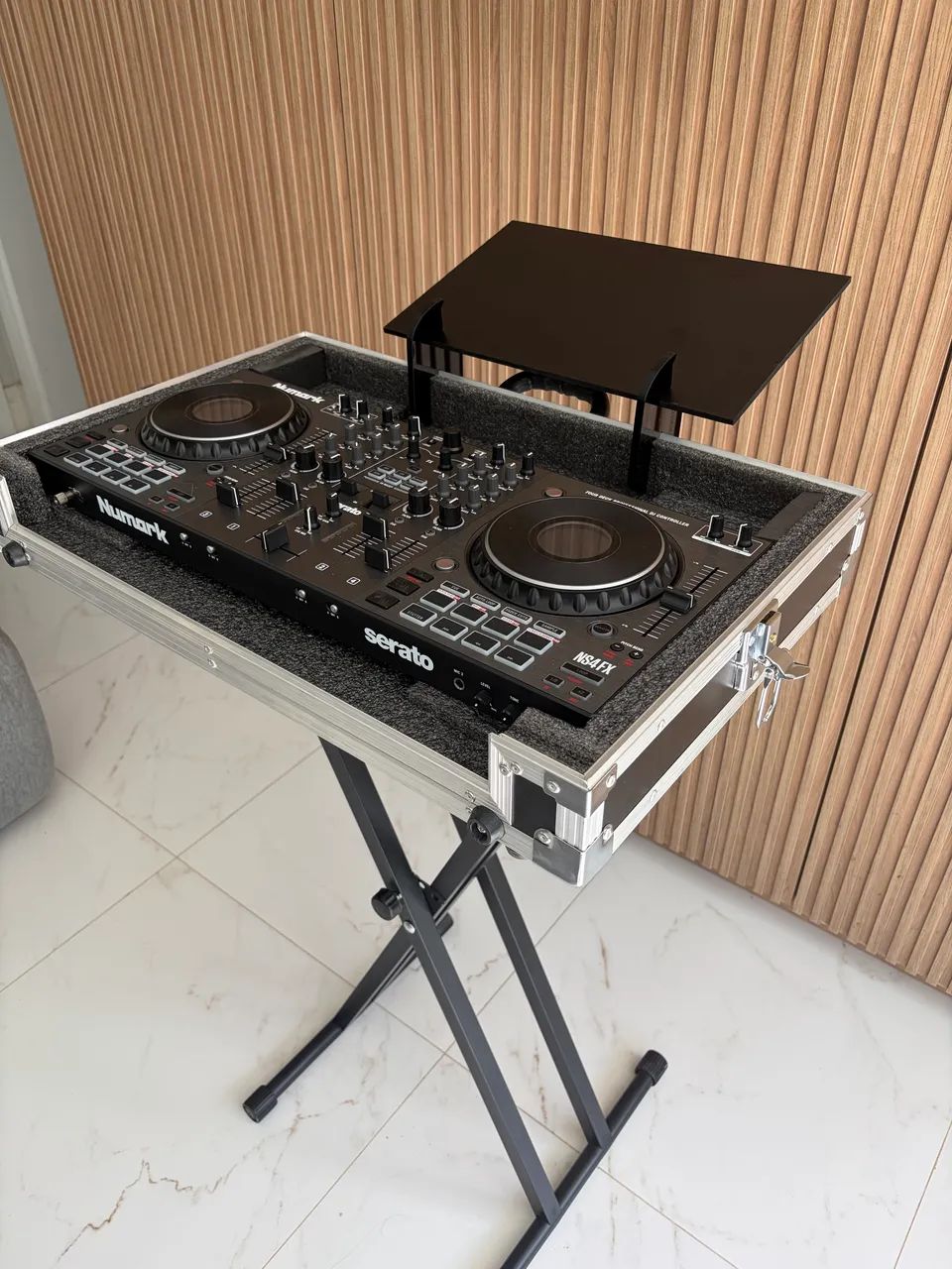 Controladora DJ Profissional Numark NS4FX, com case e suporte
