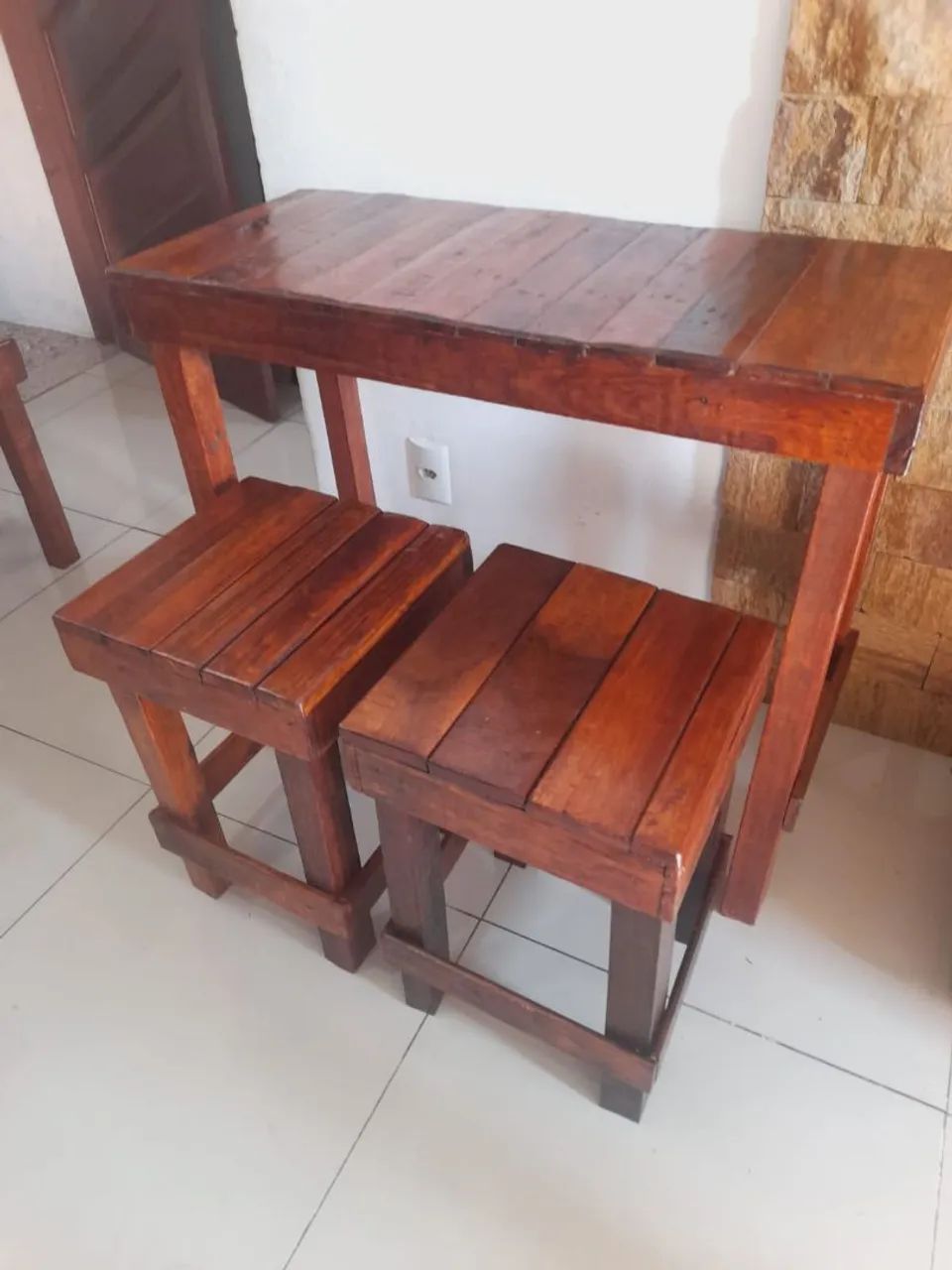 Conjunto de mesa e banquinhos ( novo) - Foto 4