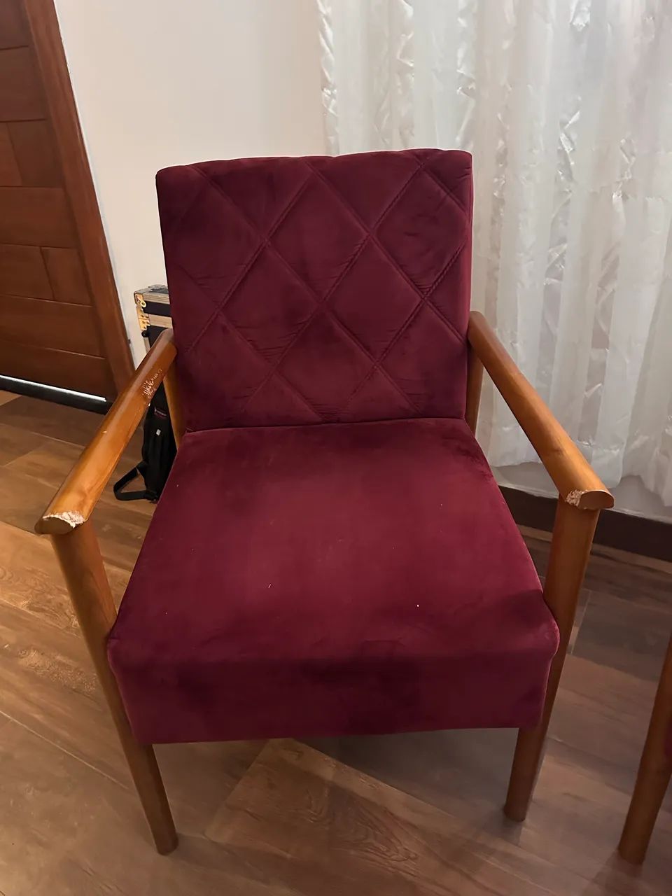 Par de Poltronas Decorativas Vinho com Braços de Madeira