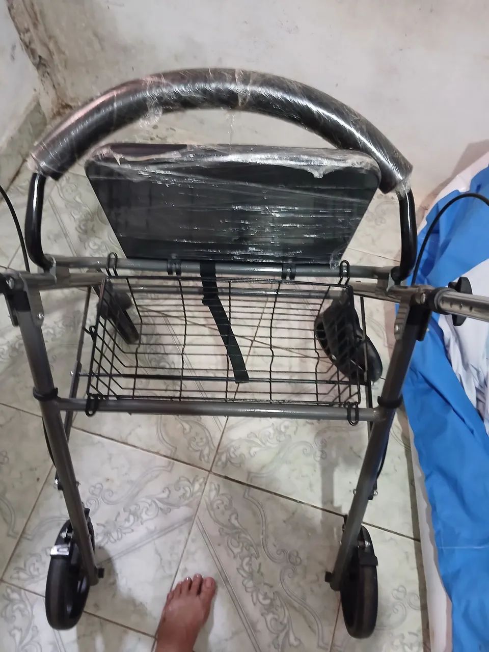 Andador com freio e assento 