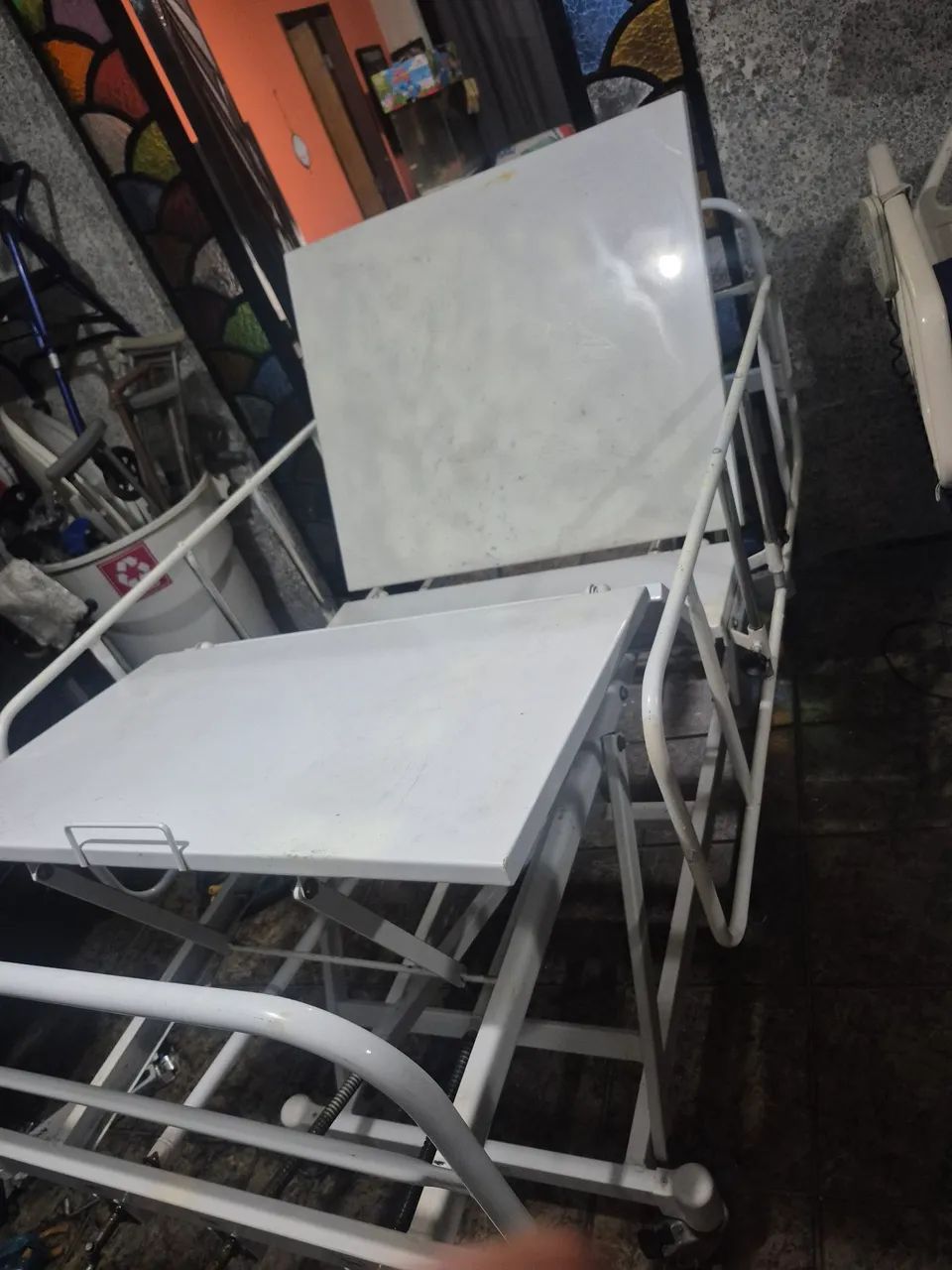 Cama hospitalar  3 manivelas marca desematec - Foto 4