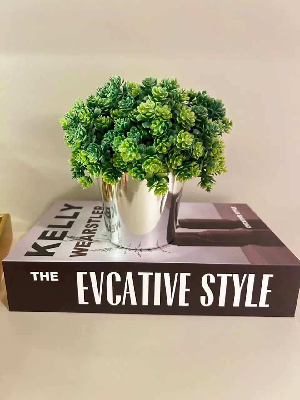 Livro decoração e vaso 