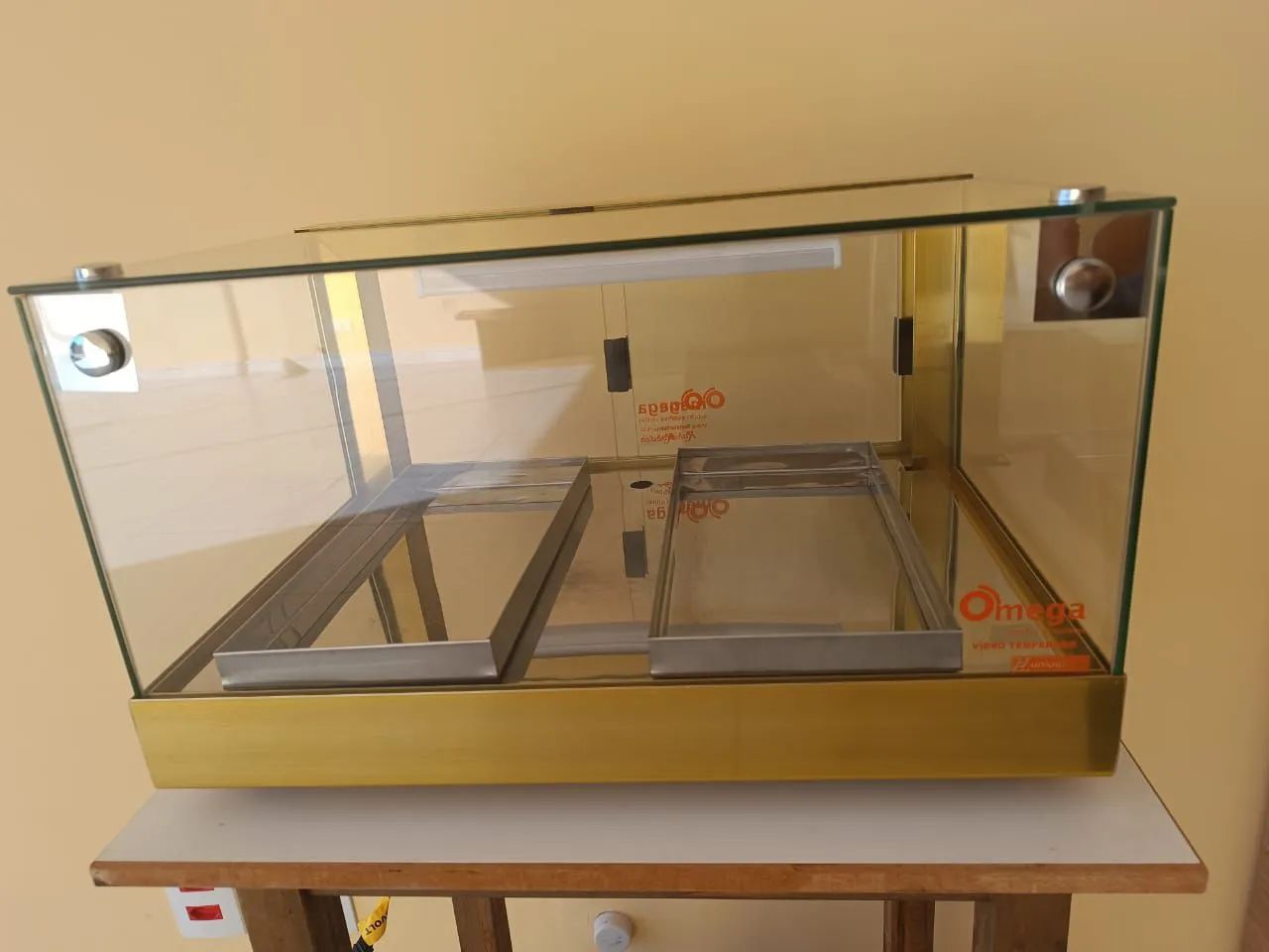 Vitrine Fria Beta 47cm dourada com 4 gelo-X - bivolt - Omega