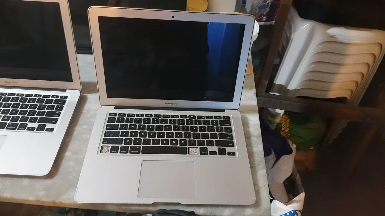 Dois MacBook Air e 1 tela MacBook Pro - Foto 2