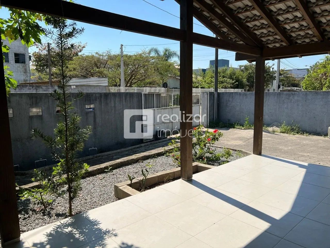 Casa com 2 dormitórios bairro Campeche em Florianópolis - Foto 2