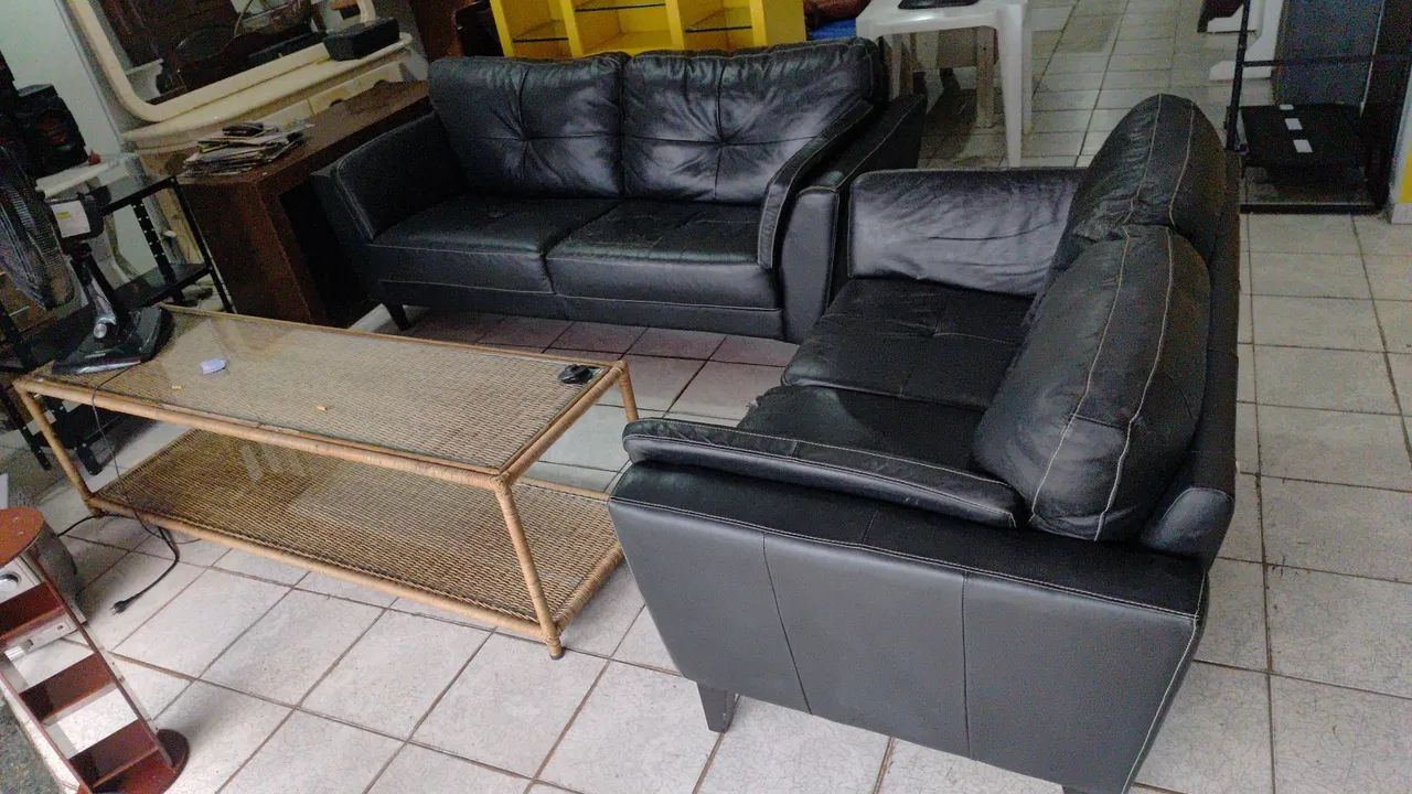 Jogo de sofa couro legítimo , peça de mostruário com avaria