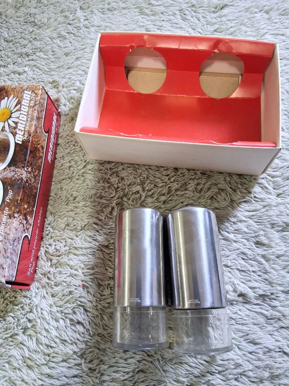 Vendo conjunto antigo de saleiro e pimenteiro de vidro e aco inox  - Foto 3