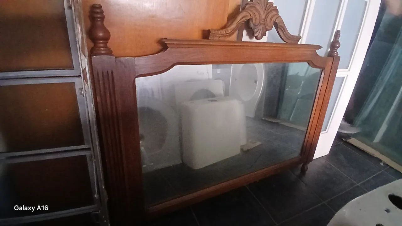 Espelho em moldura reliquia madeira macica - Foto 2