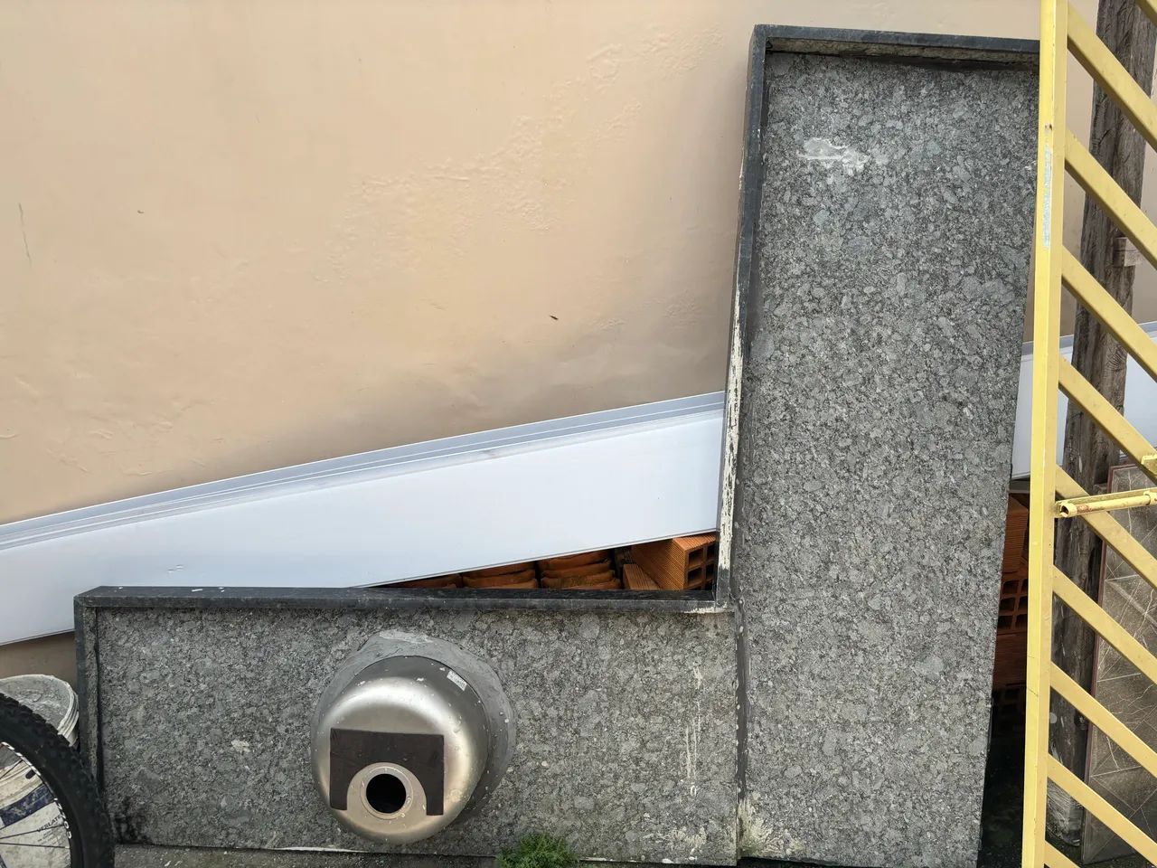 Pedra em granito  em formato L com pia