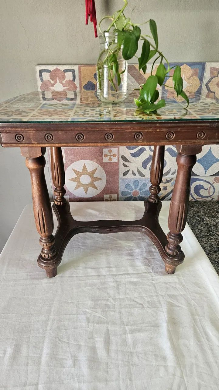 Mesa De Apoio Antiga Com Tampo Decorado E Vidro Protetor - Foto 3