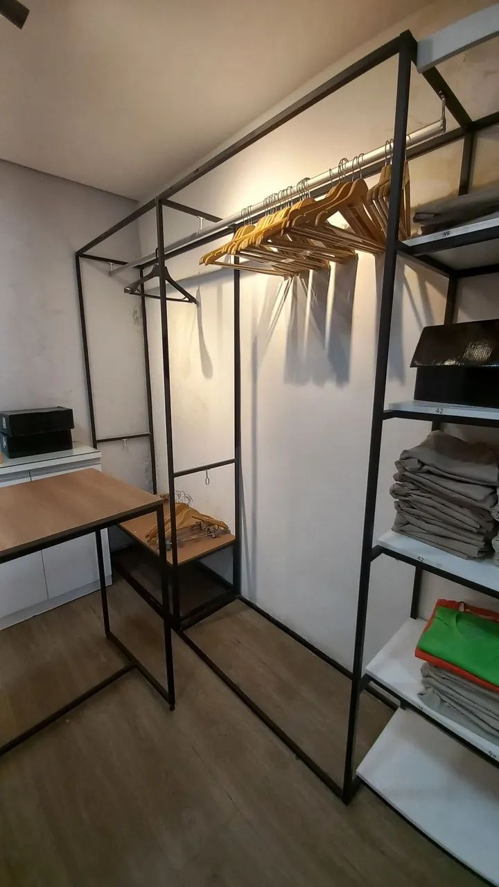 Vendo bancada e araras para roupas  - Foto 2