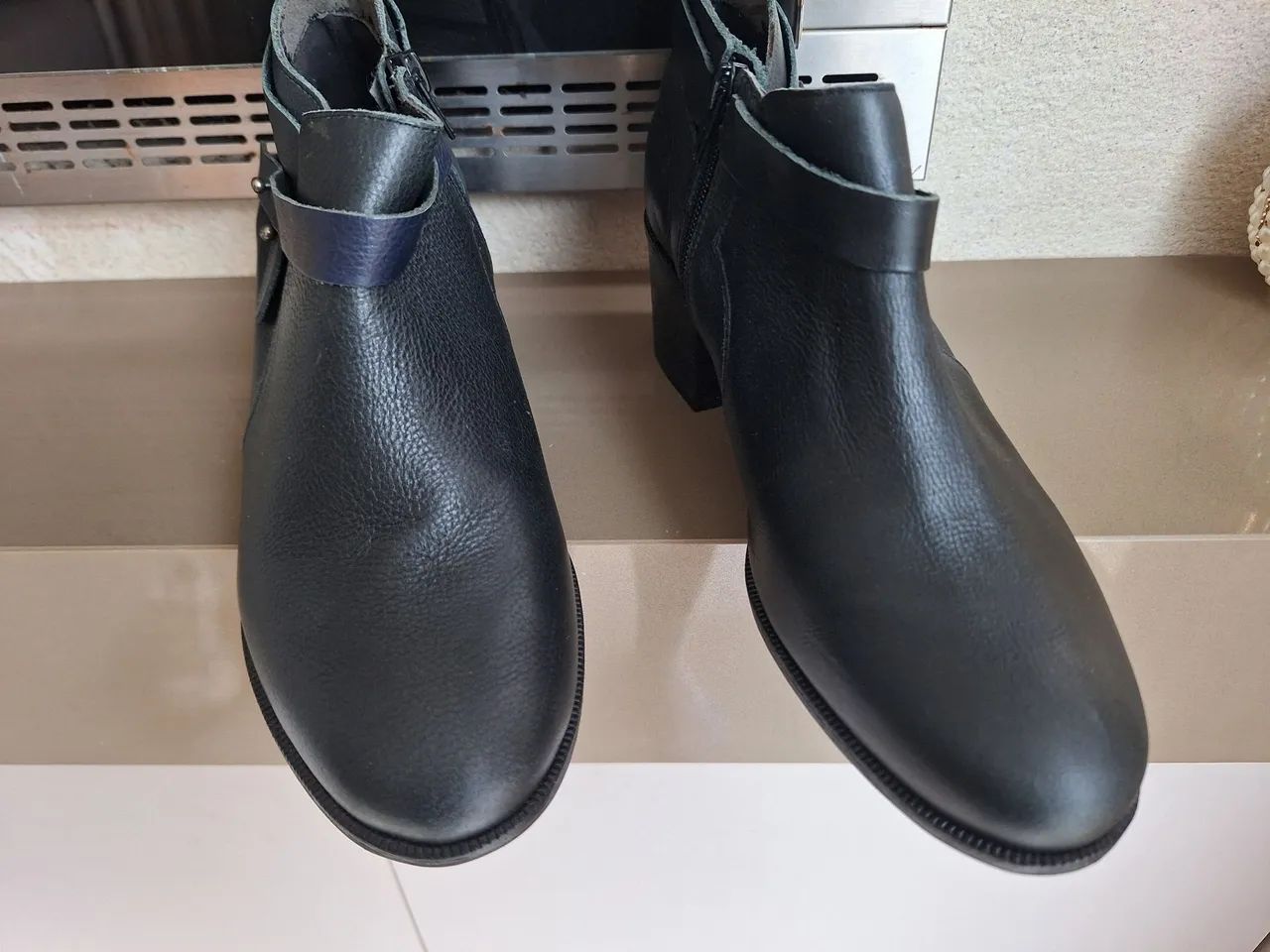Bota couro feminina nova - Foto 2