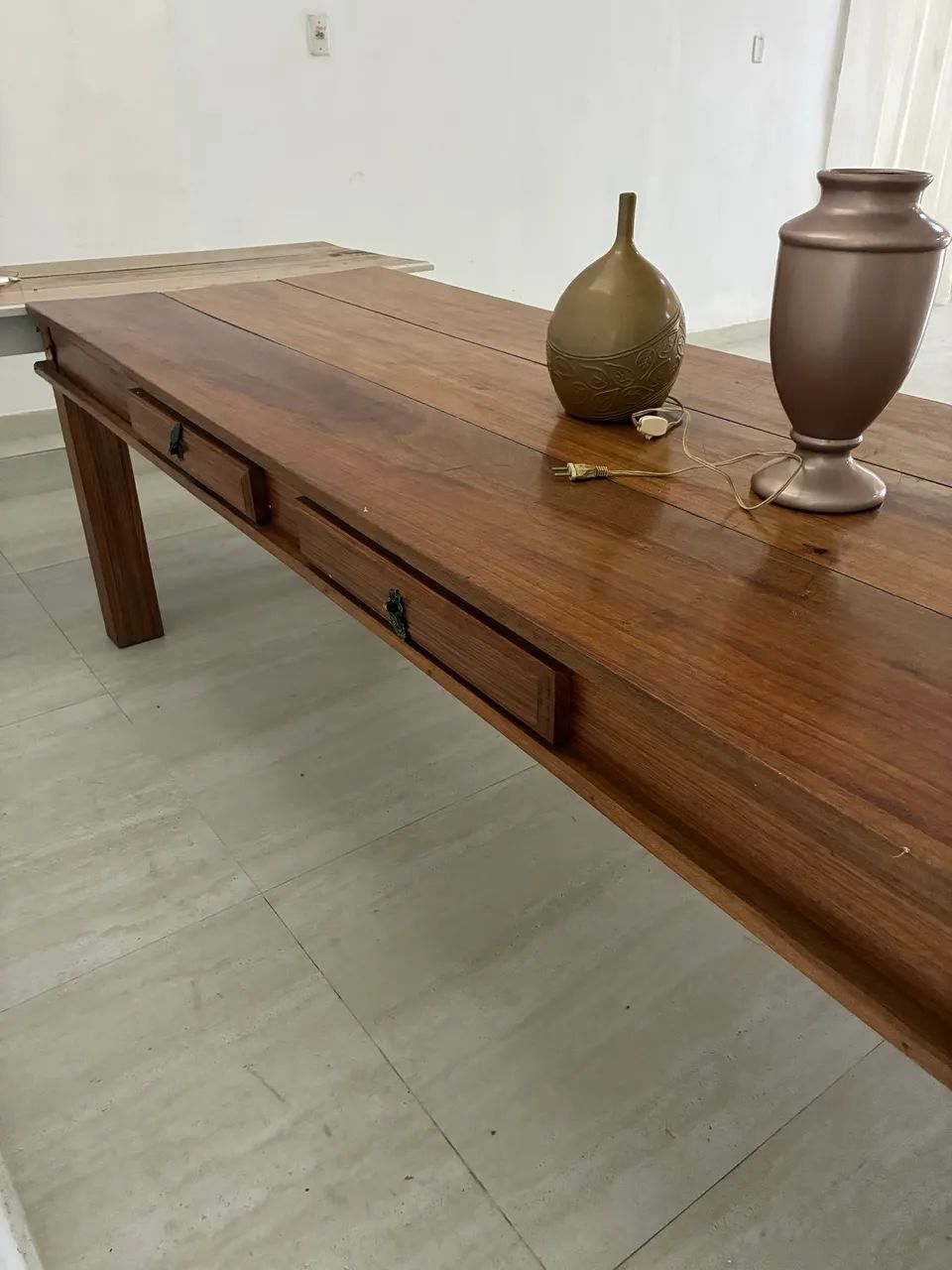 Mesa em madeira de lei