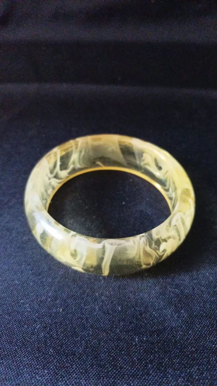 Bracelete em resina tom de mel com efeito fumaça 