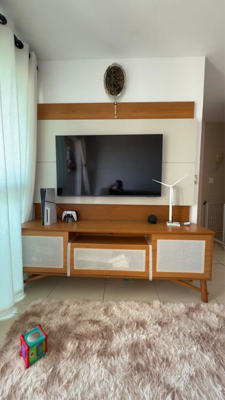  Painel de TV com rack integrado 