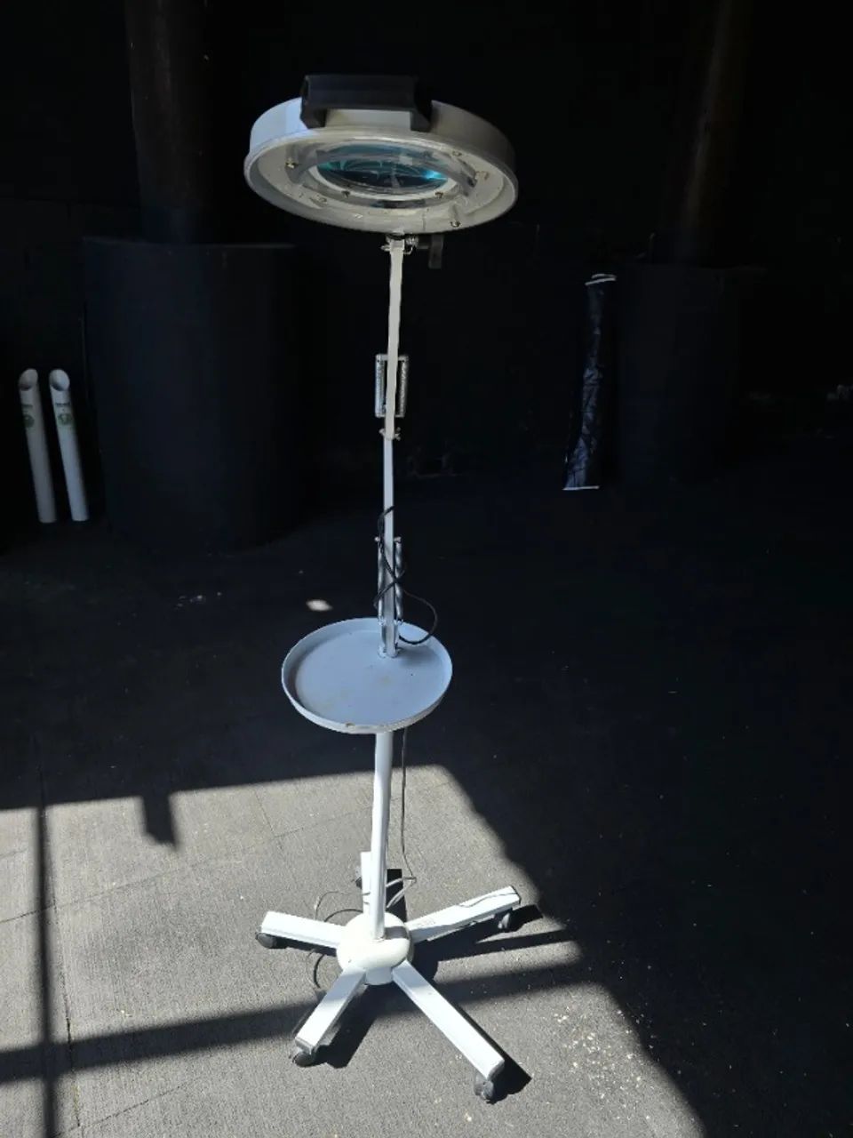 Lupa de Estética com Luminária de LED Articulada e Pedestal