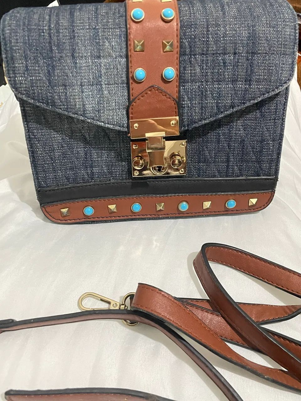 Bolsa Transversal Jeans com Tachas e Pedras Turquesa (Estilo Valentino) - Foto 2