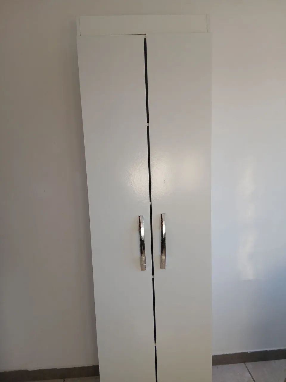 Vendo sapateira branca usada