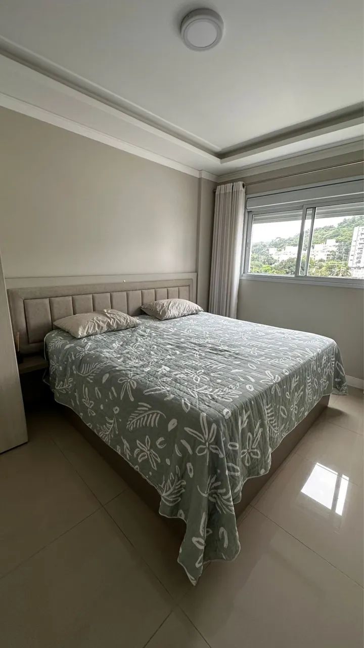 Cama King Size com cabeceira 