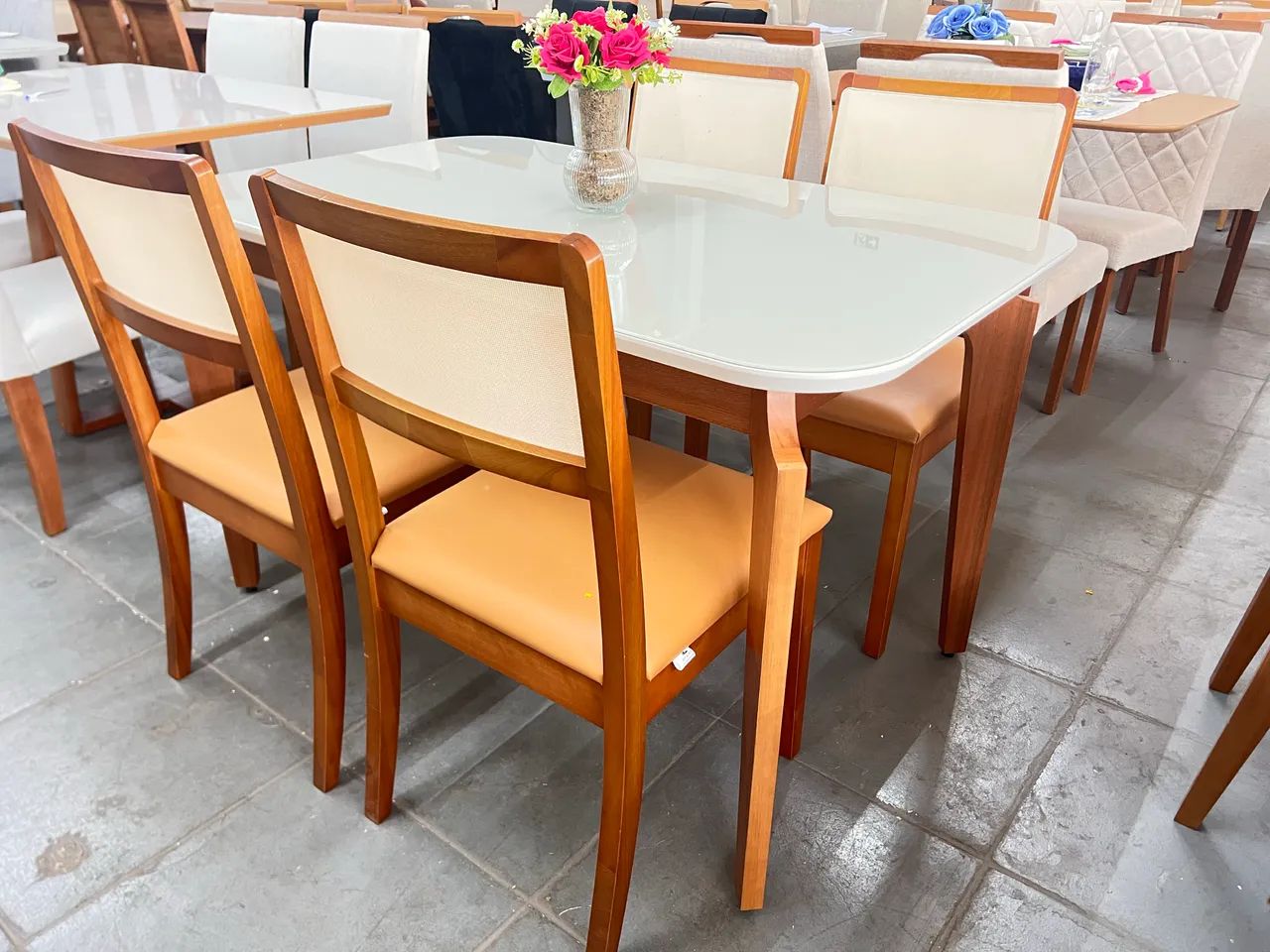 Mesa nova a pronta entrega com cadeiras de madeira  - Foto 3