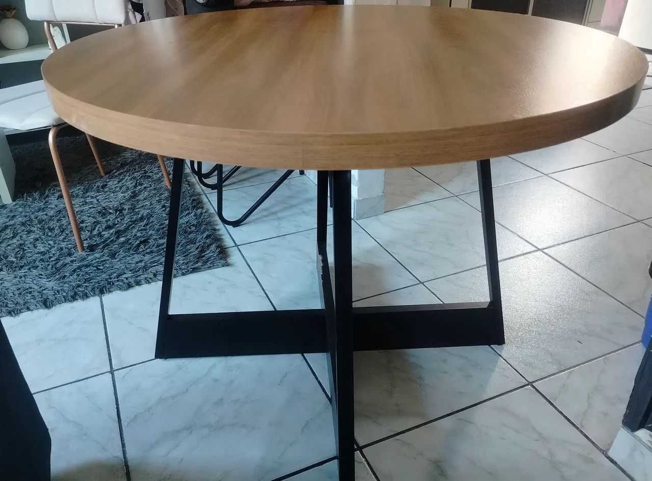 Vendo essa mesa com 2 cadeiras - Foto 2