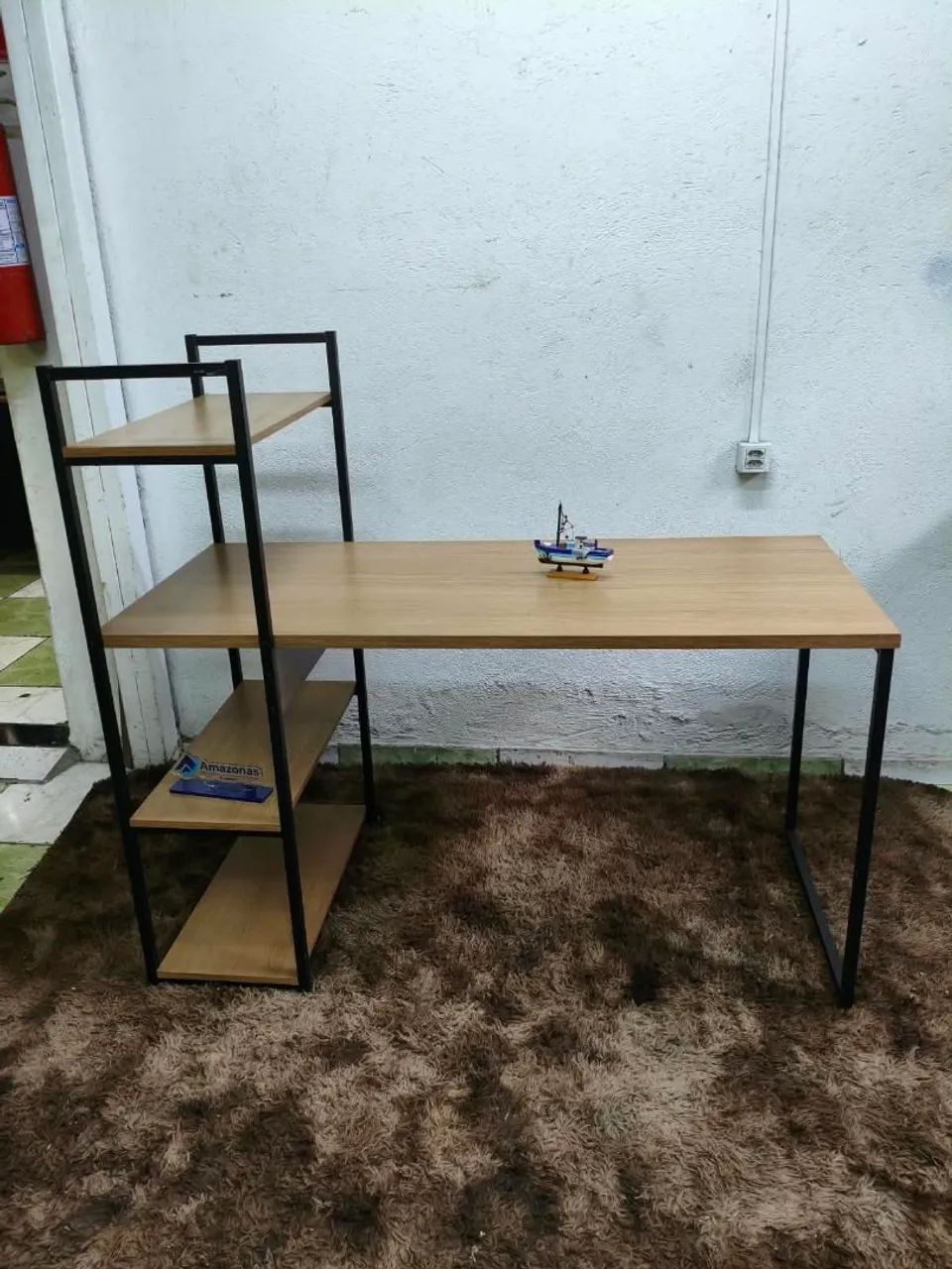 Mesa para Escritório com Estante - Usada 