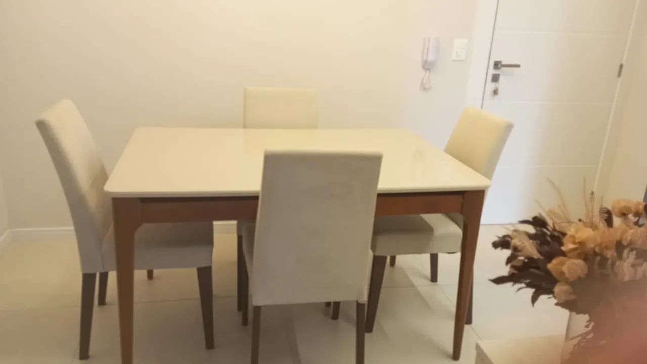 Conjunto de Mesa com 4 cadeira