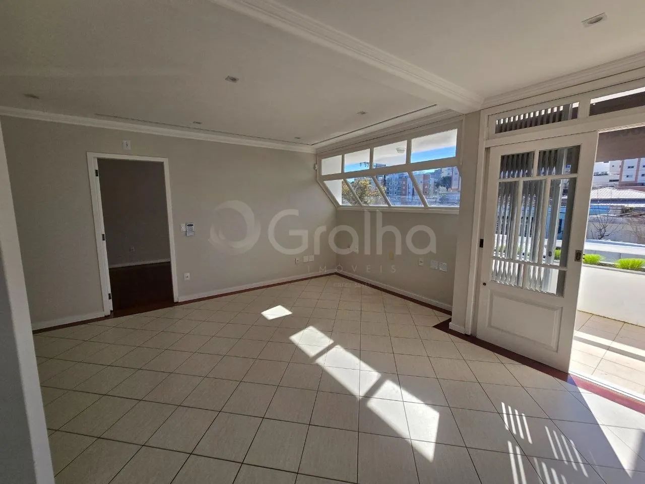 Casa de 284m² com 4 quartos sendo 2 suítes em Coqueiros - Foto 2