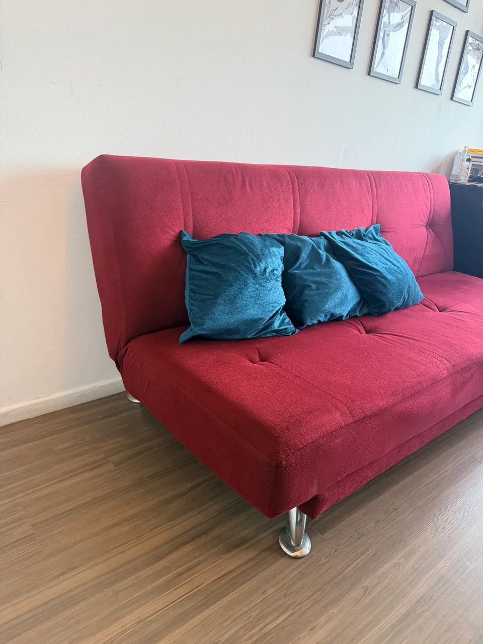 Sofá cama a venda vermelho aveludado 