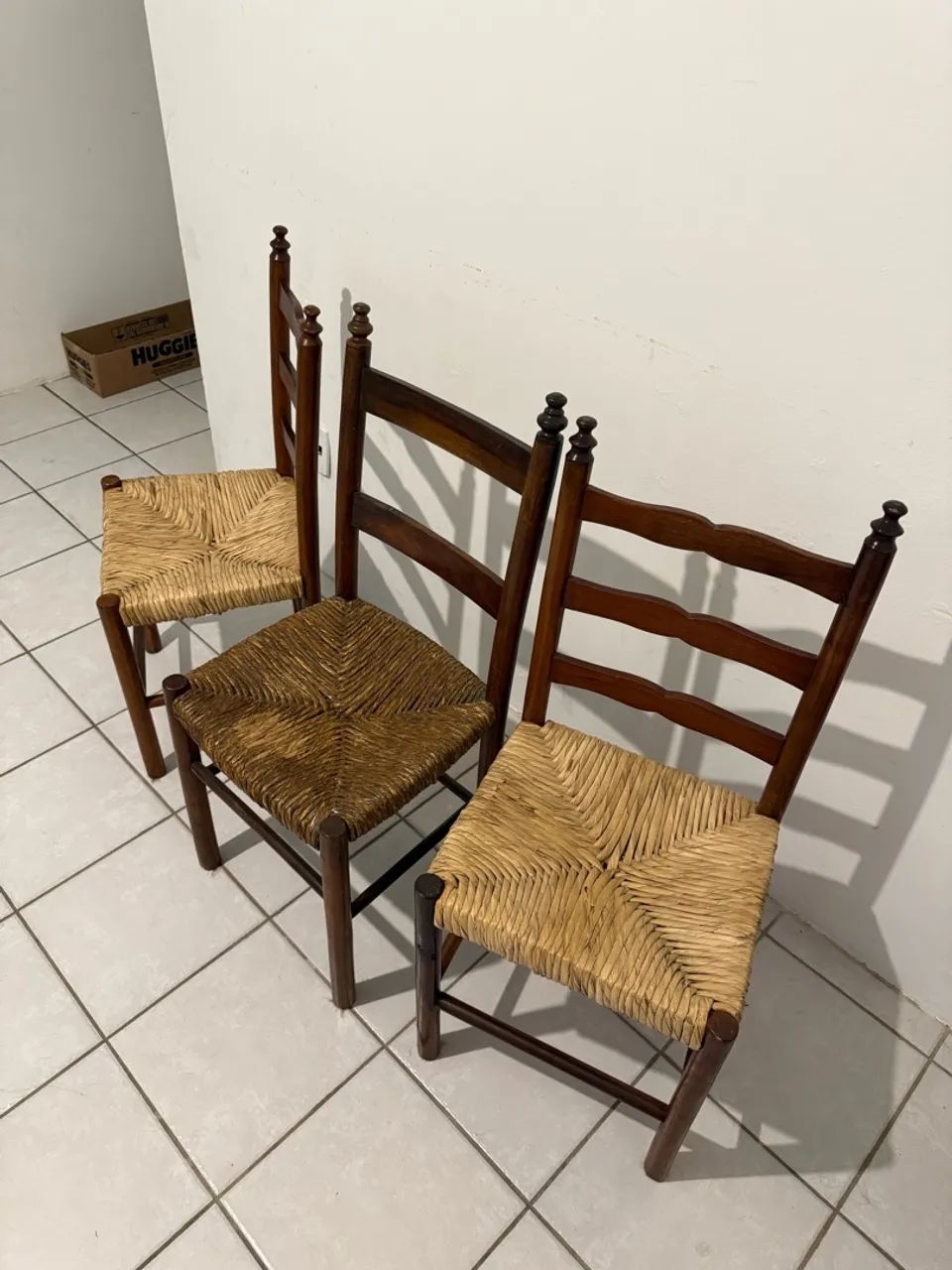 3 cadeiras de madeira maciça  - Foto 3