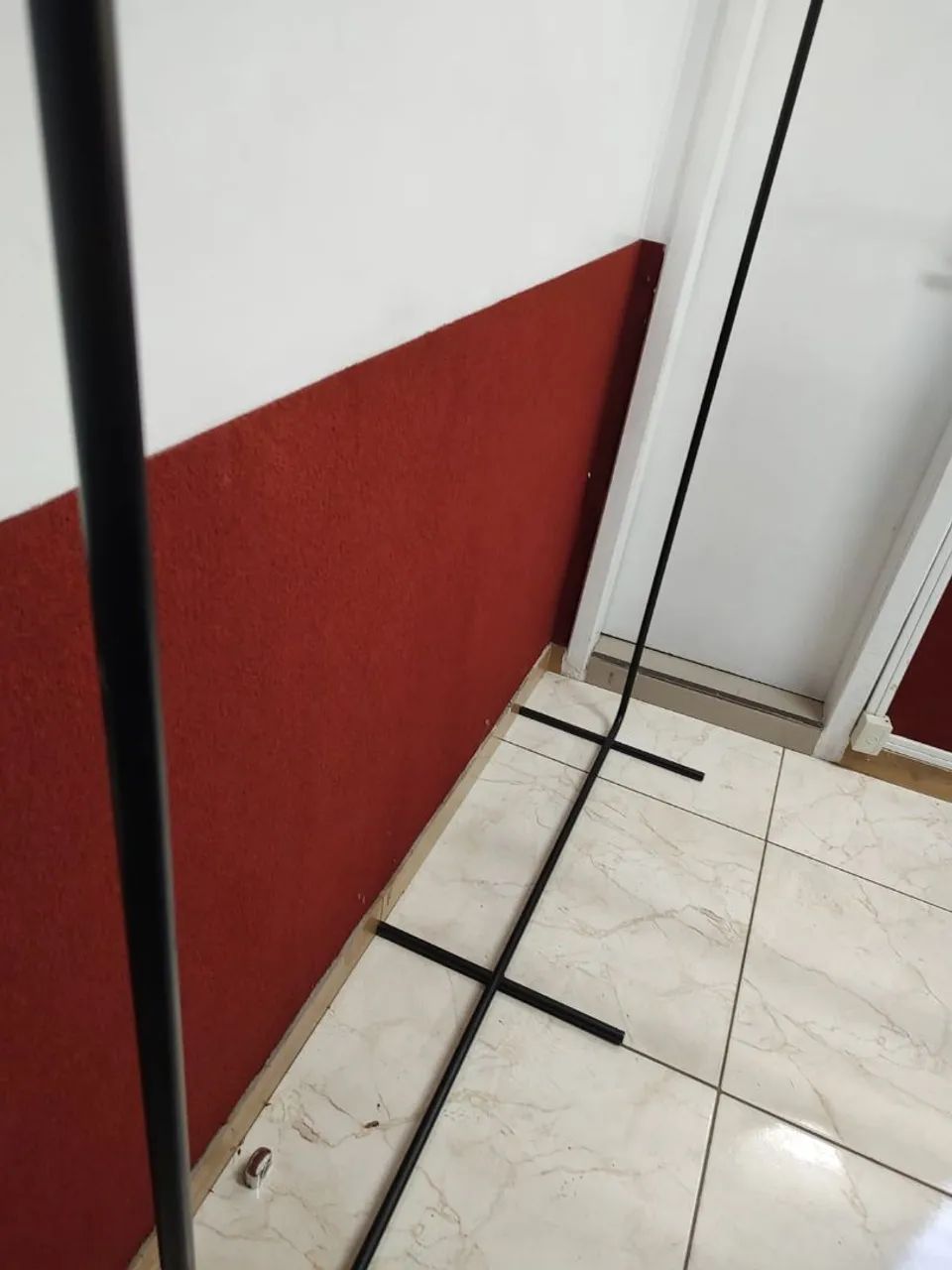 Arara preta de ferro para vestidos longo e curto com led interno  - Foto 3