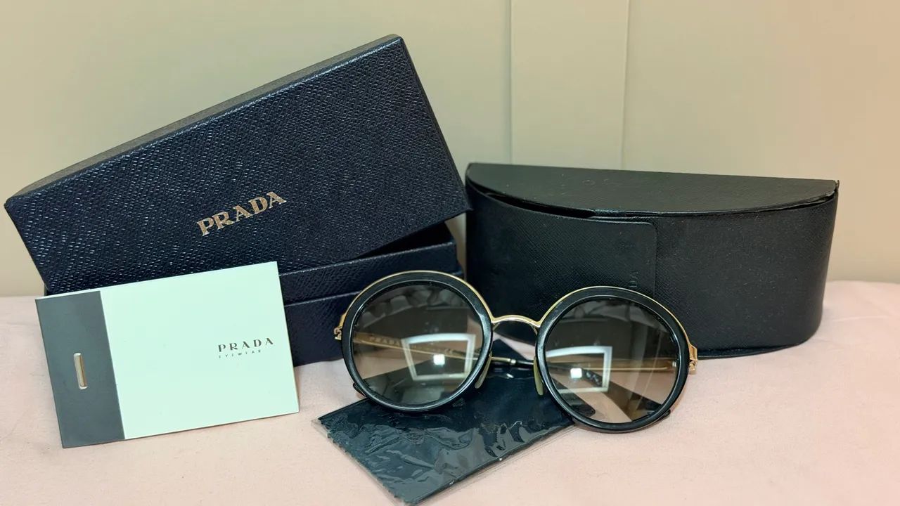 Óculos de Sol Prada Acetate Round Preto  c dourado  - Foto 2