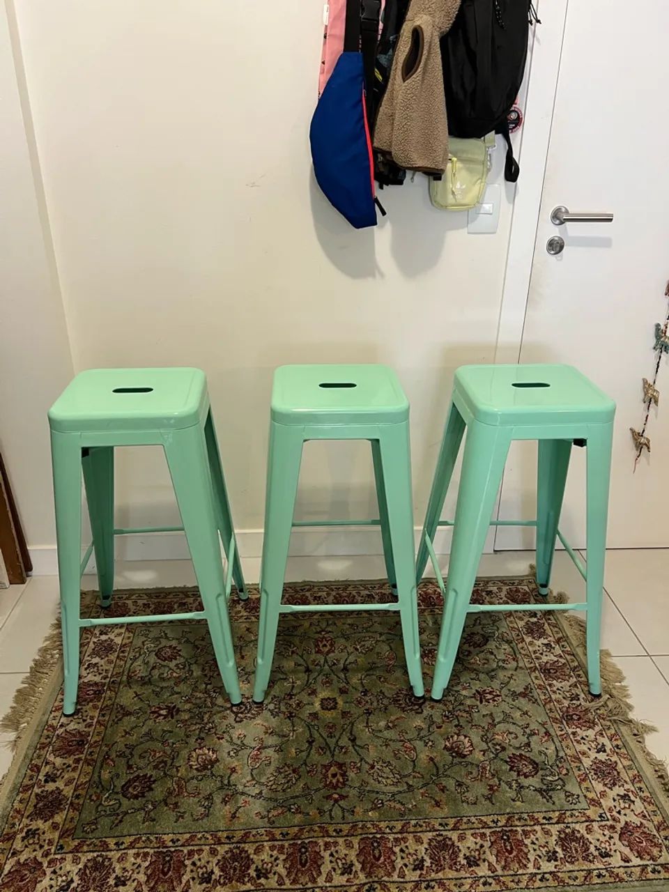 Três bancos Tolix verde água 