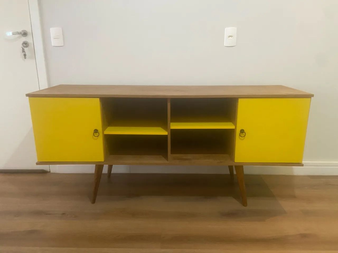 Rack retrô amarelo e amadeirado
