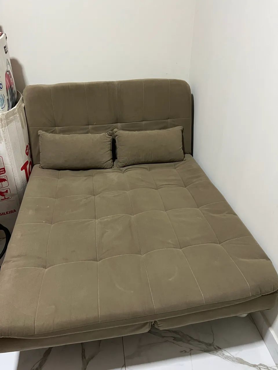 Sofá-Cama de dois lugares em ótimo estado de conservação. 