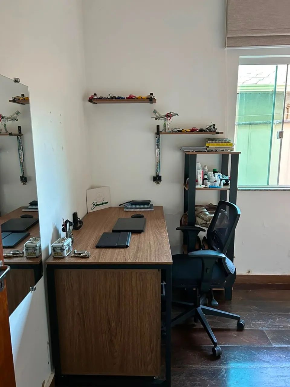 Mesa estilo industrial, gaveteiro com rodinhas de trava e prateleiras - Foto 3